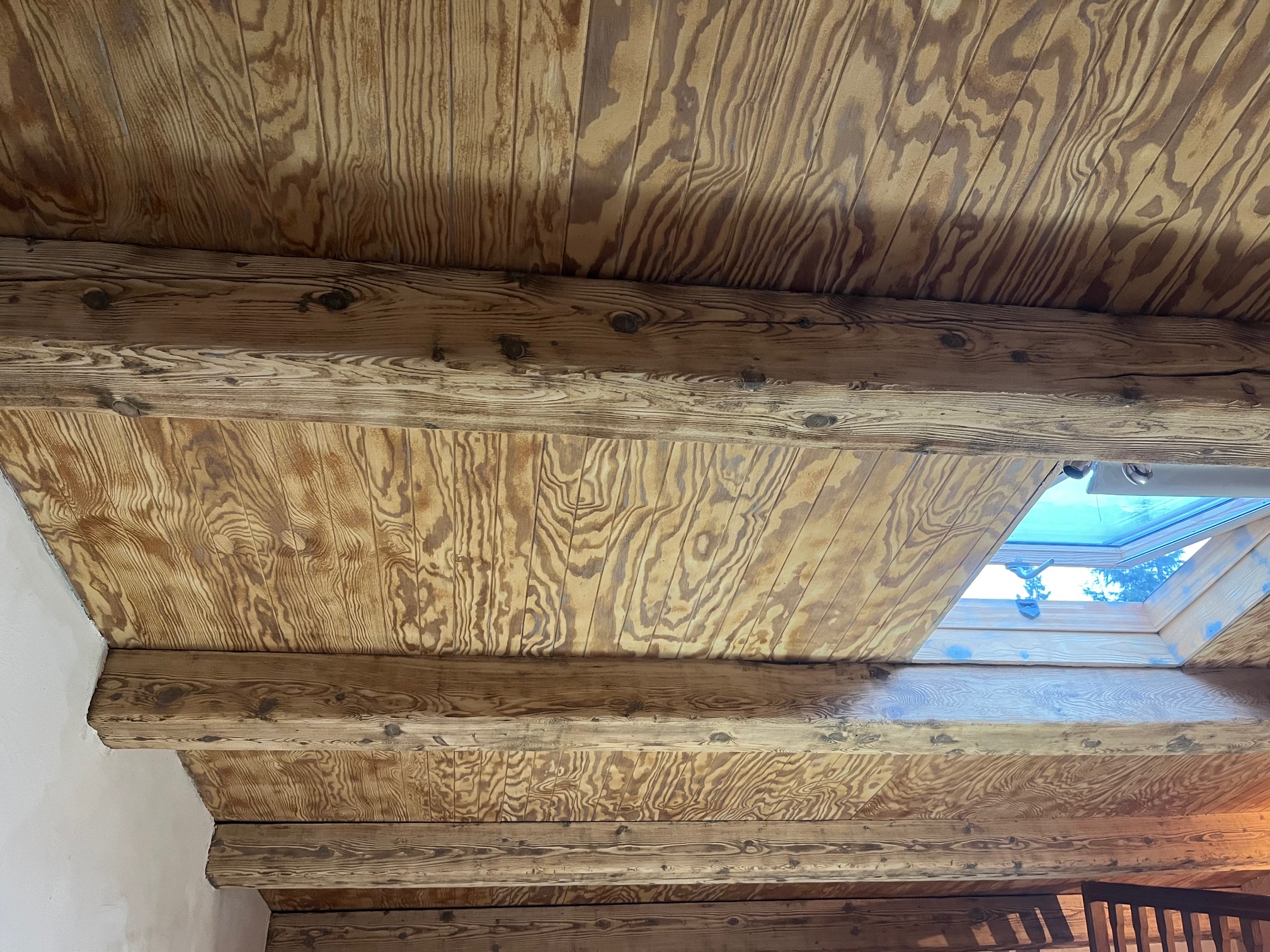 AÉROGOMMAGE D'UN PLAFOND EN SOUS FACE EN BOIS À GRUISSAN