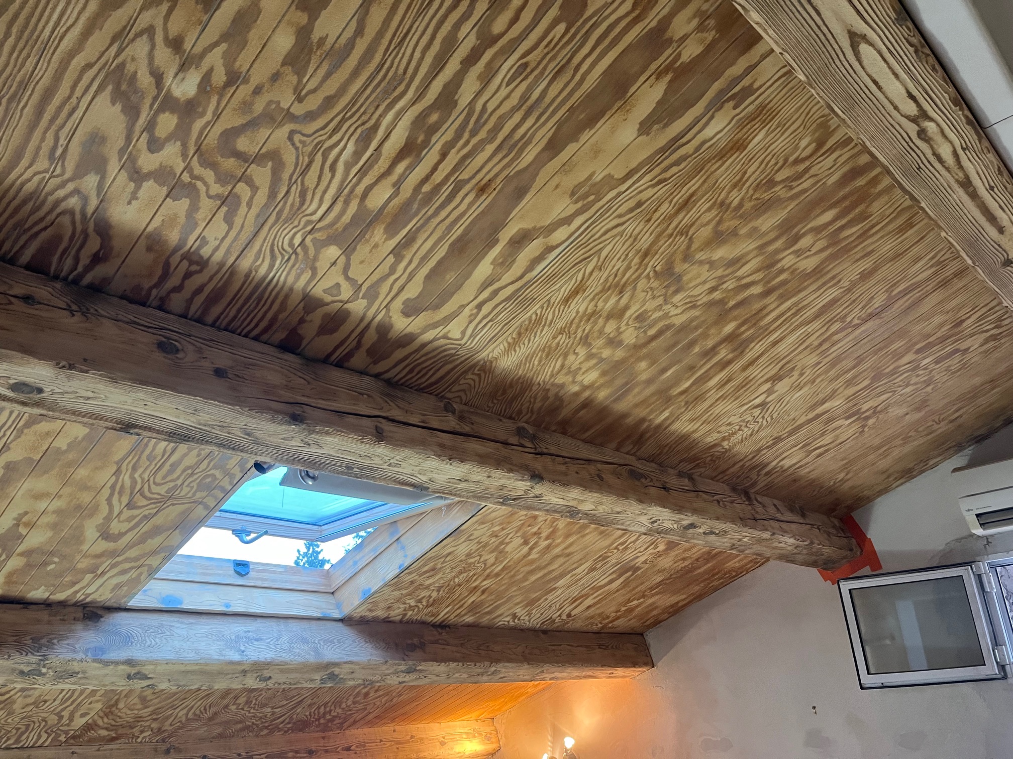 AÉROGOMMAGE D'UN PLAFOND EN BOIS À GRUISSAN