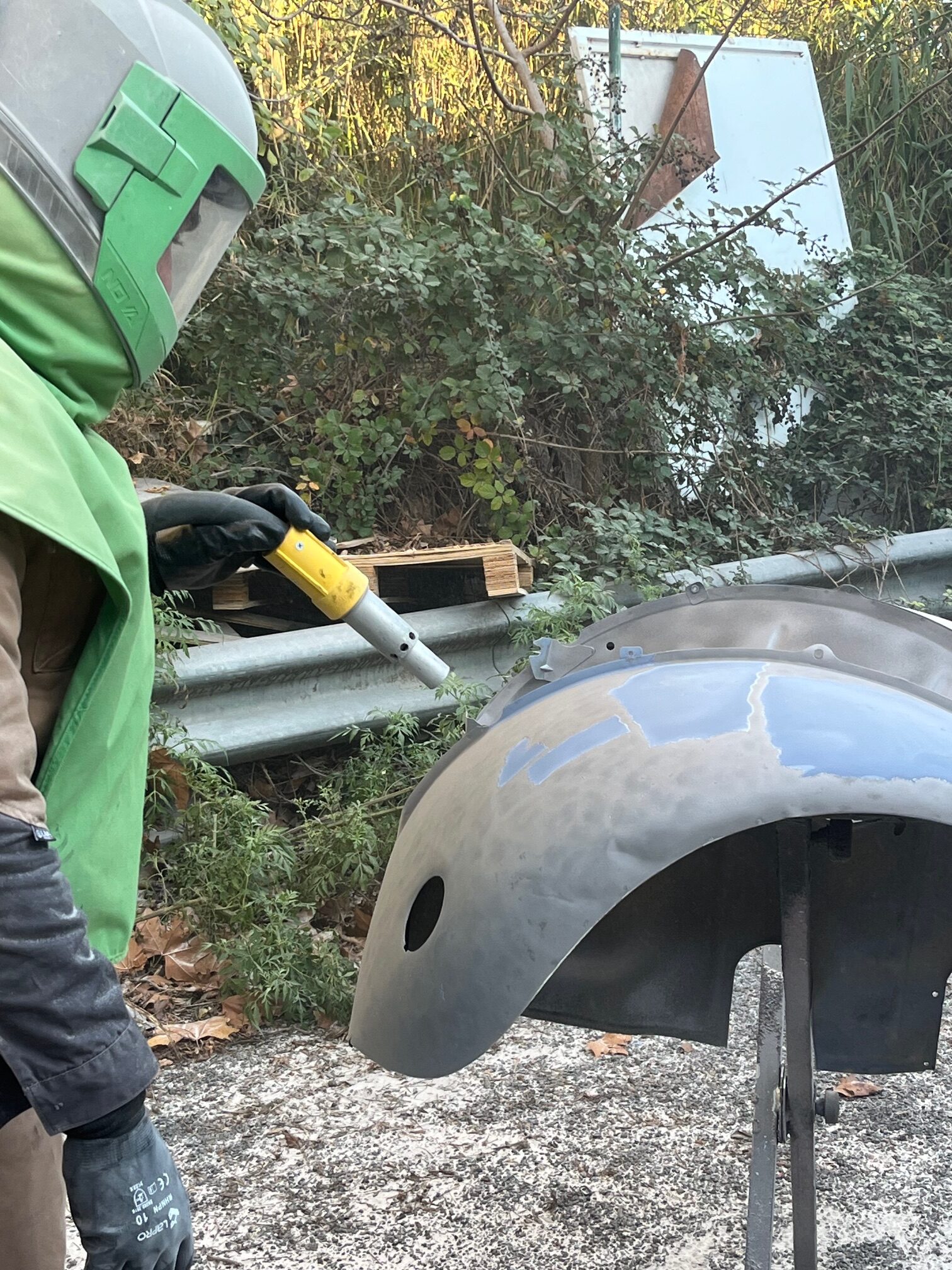 AÉROGOMMAGE D'UNE CARROSSERIE DE 2 CV