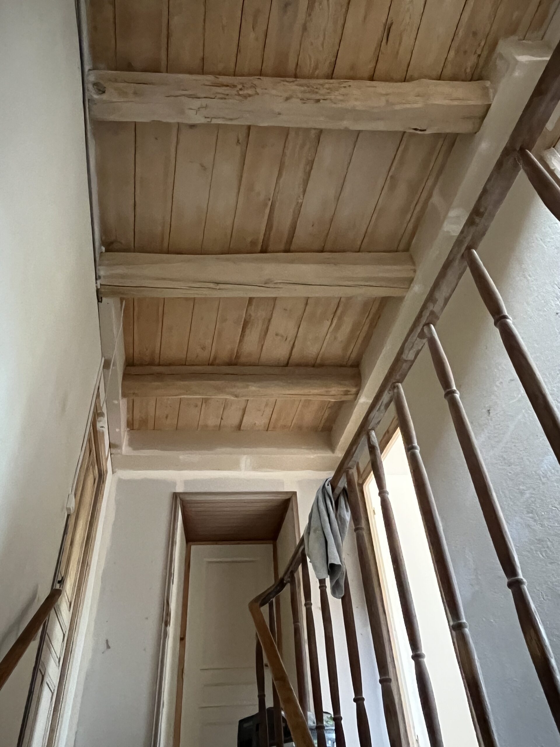 DÉCAPAGE PAR SYSTÈME AÉROGOMMAGE D'UN PLANCHER EN SOUS FACE D'UN PLAFOND