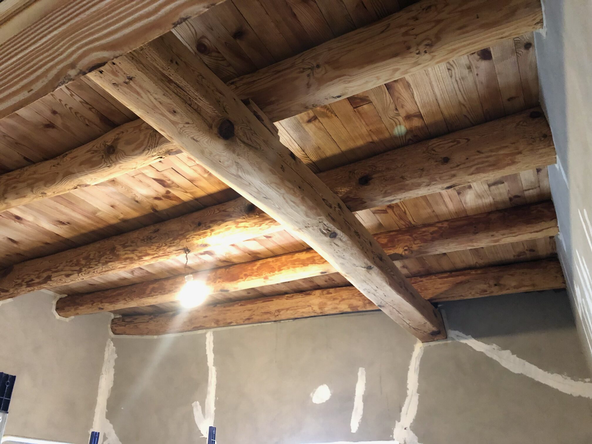 DÉCAPAGE DE POUTRES EN BOIS AVEC TRAITEMENT DE HUILE DE LIN 