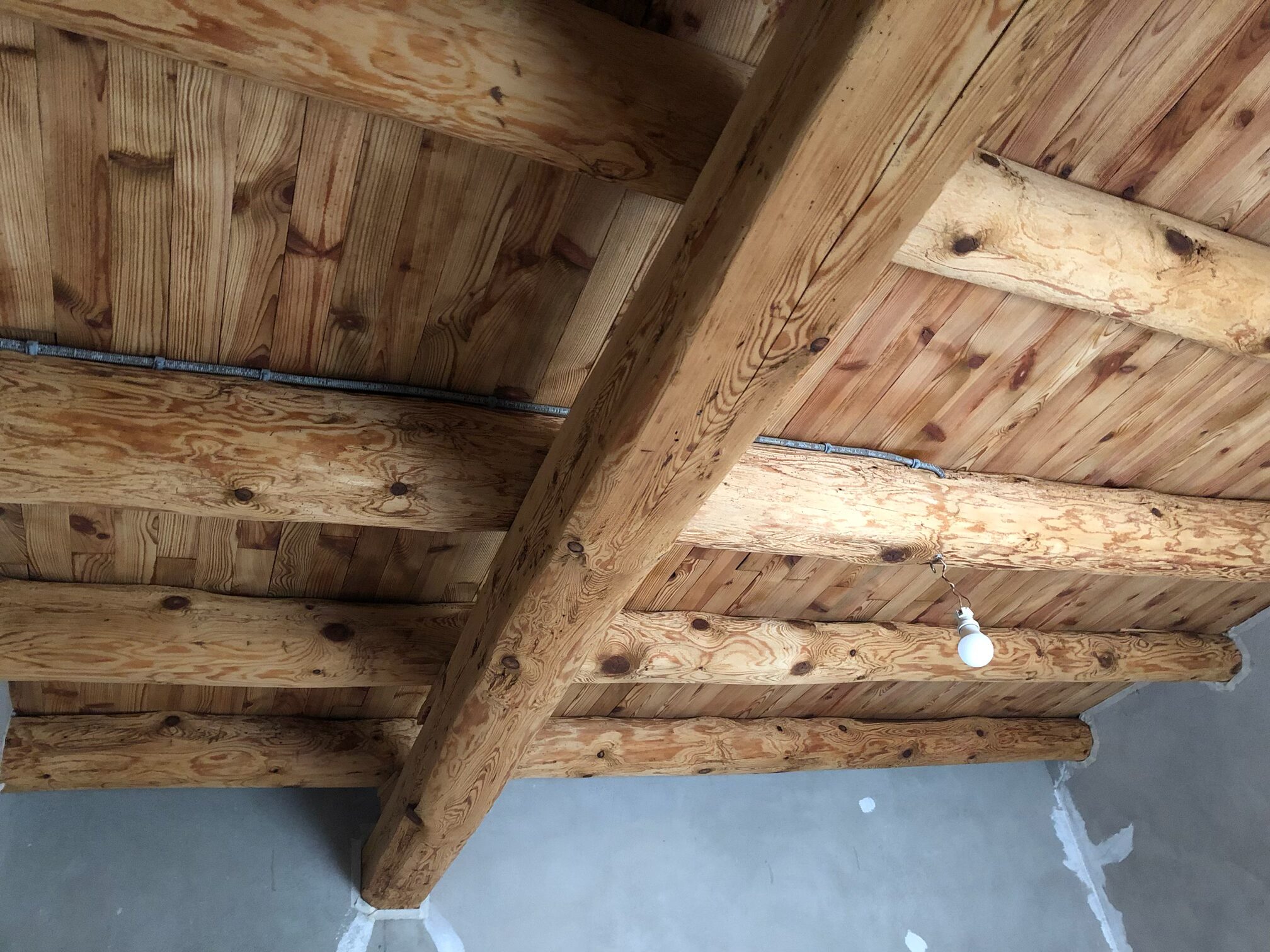 APPLICATION DE HUILE DE LIN SUR DES POUTRES EN BOIS