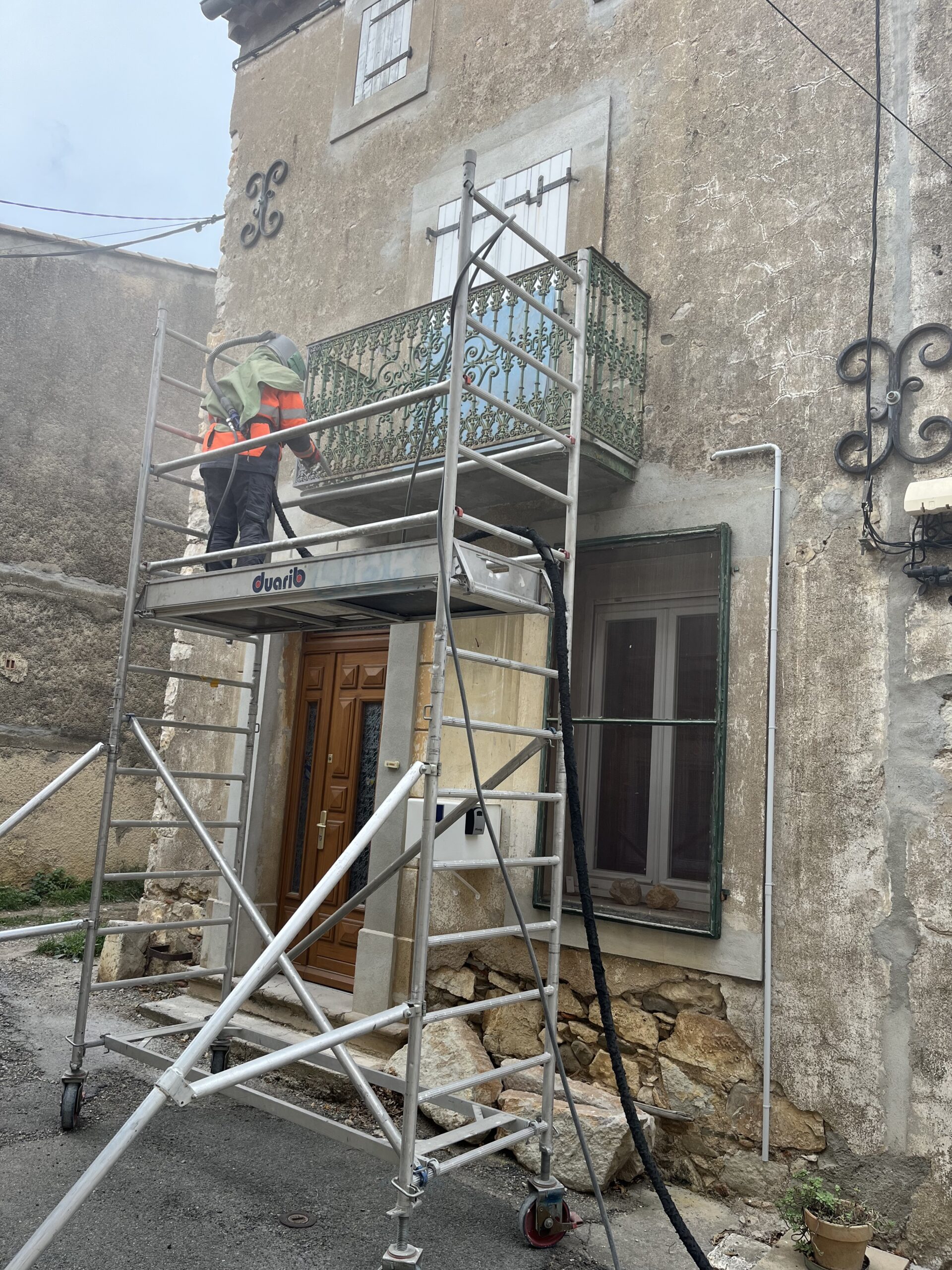 TRAVAUX EN COURS DE SABLAGE D'UN BALCON EN FONTE