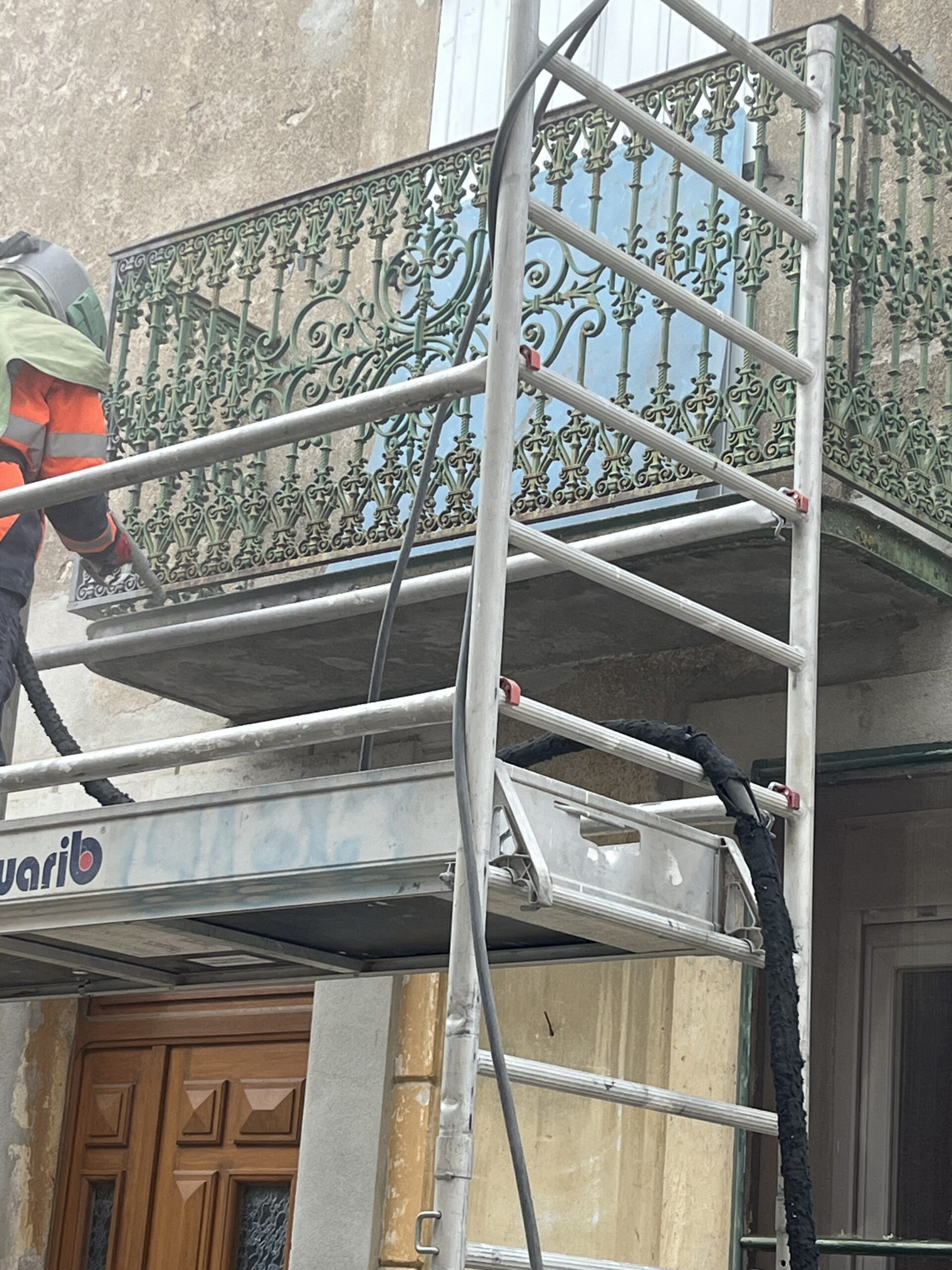 TRAVAUX DE SABLAGE D'UN BALCON EN FONTE