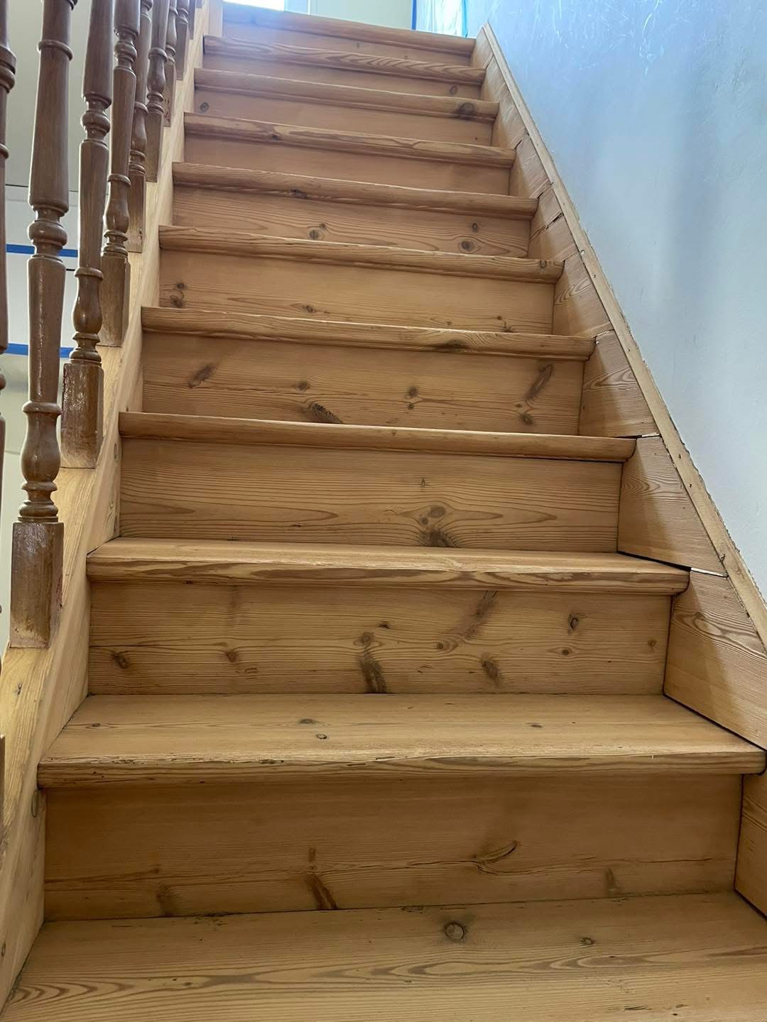 aérogommage d'un escalier en bois à aumont-aubrac
