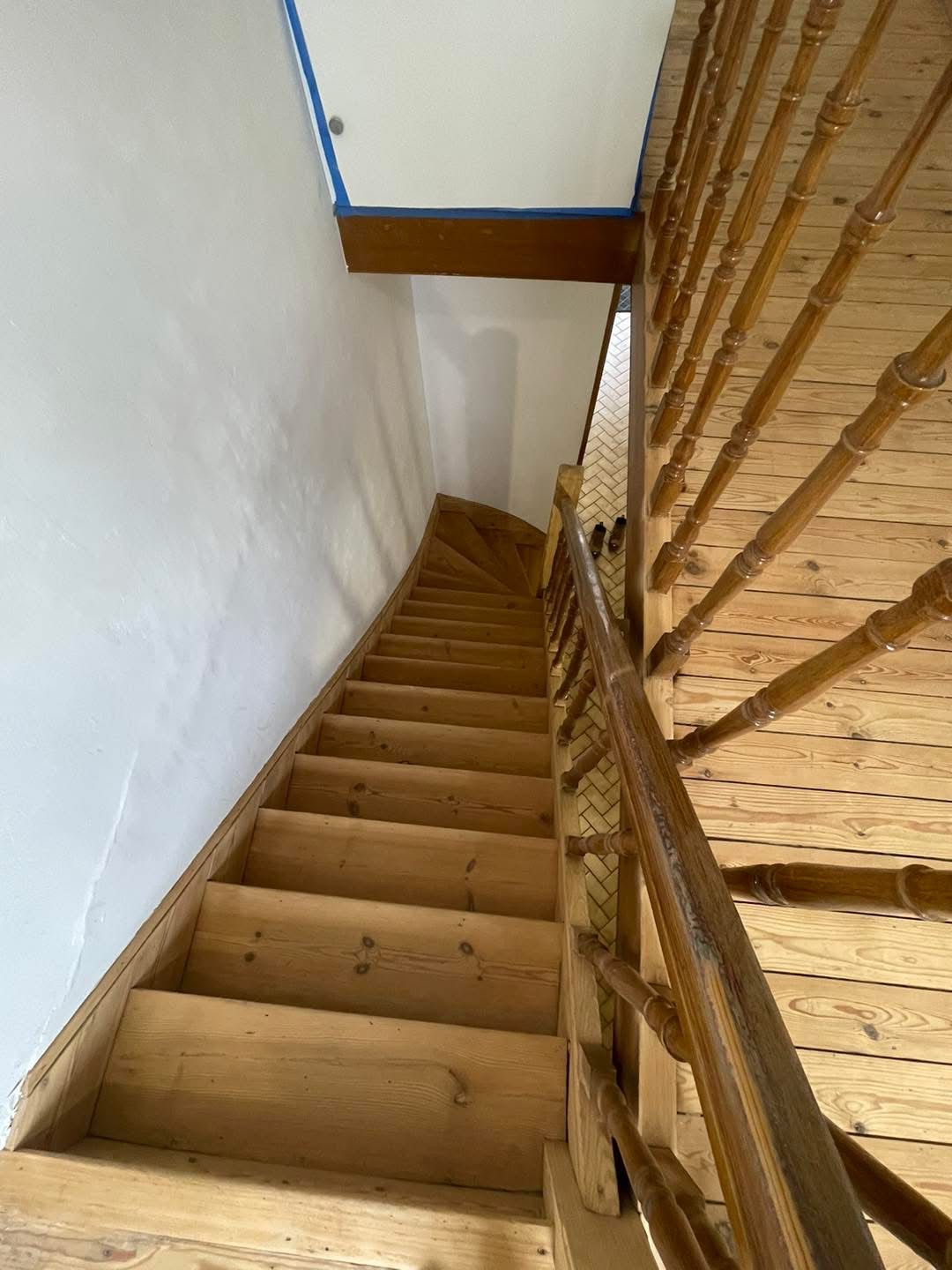 AÉROGOMMAGE D'UN ESCALIER EN BOIS EN LOZÈRE