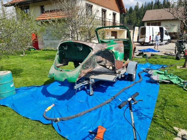 CARROSSERIE D'UNE COCCINÉLLE AVANT TRAVAUX DE DÉCAPAGE