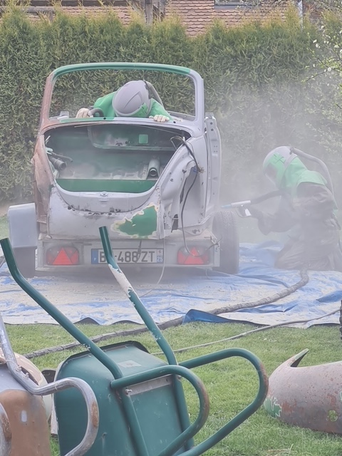 TRAVAUX D'AÉROGOMMAGE D'UNE CARROSSERIE 