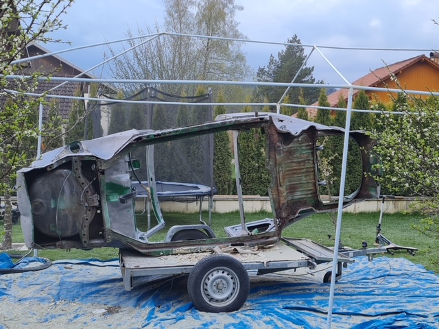 DÉCAPAGE D'UNE CARROSSERIE D'UNE COCCINELLE