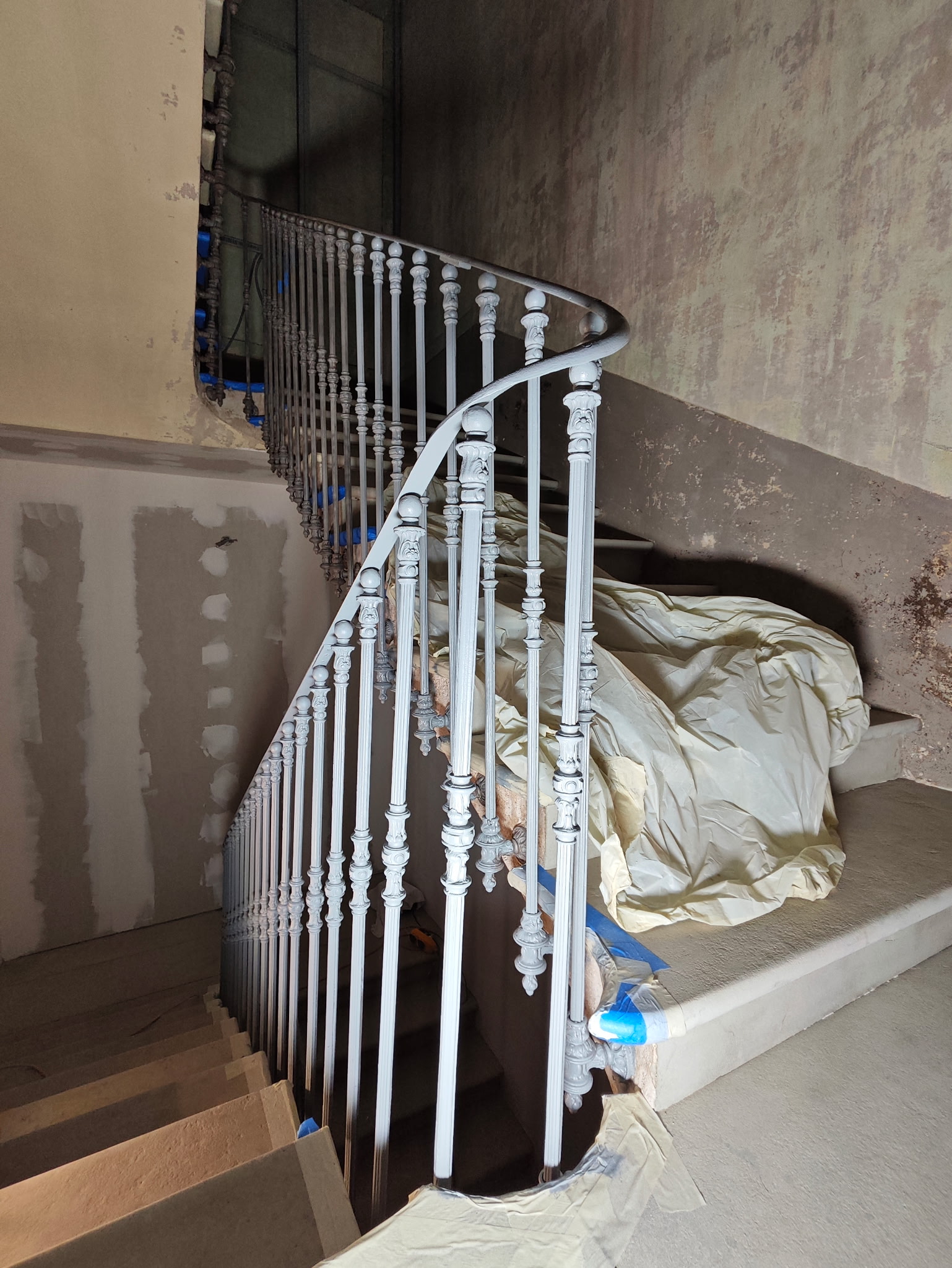 DÉCAPAGE D'UNE RAMPE ESCALIER 