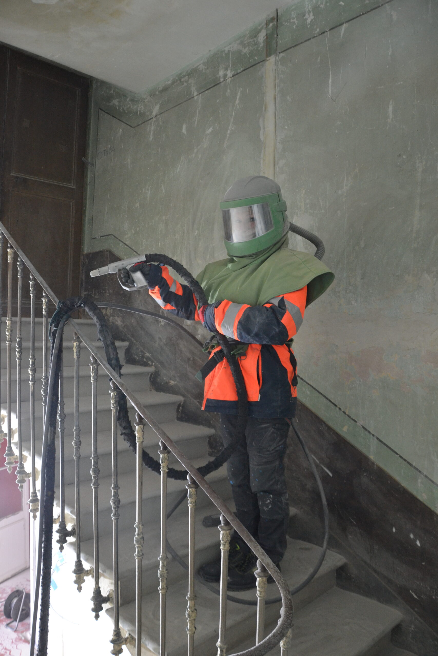 TRAVAUX D'AÉROGOMMAGE D'UN ESCALIER EN PIERRE ARMISSAN