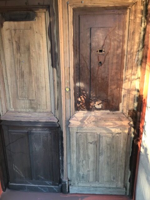 PORTE D'ENTRÉE EN CHÊNE PENDANT LES TRAVAUX D'AÉROGOMMAGE