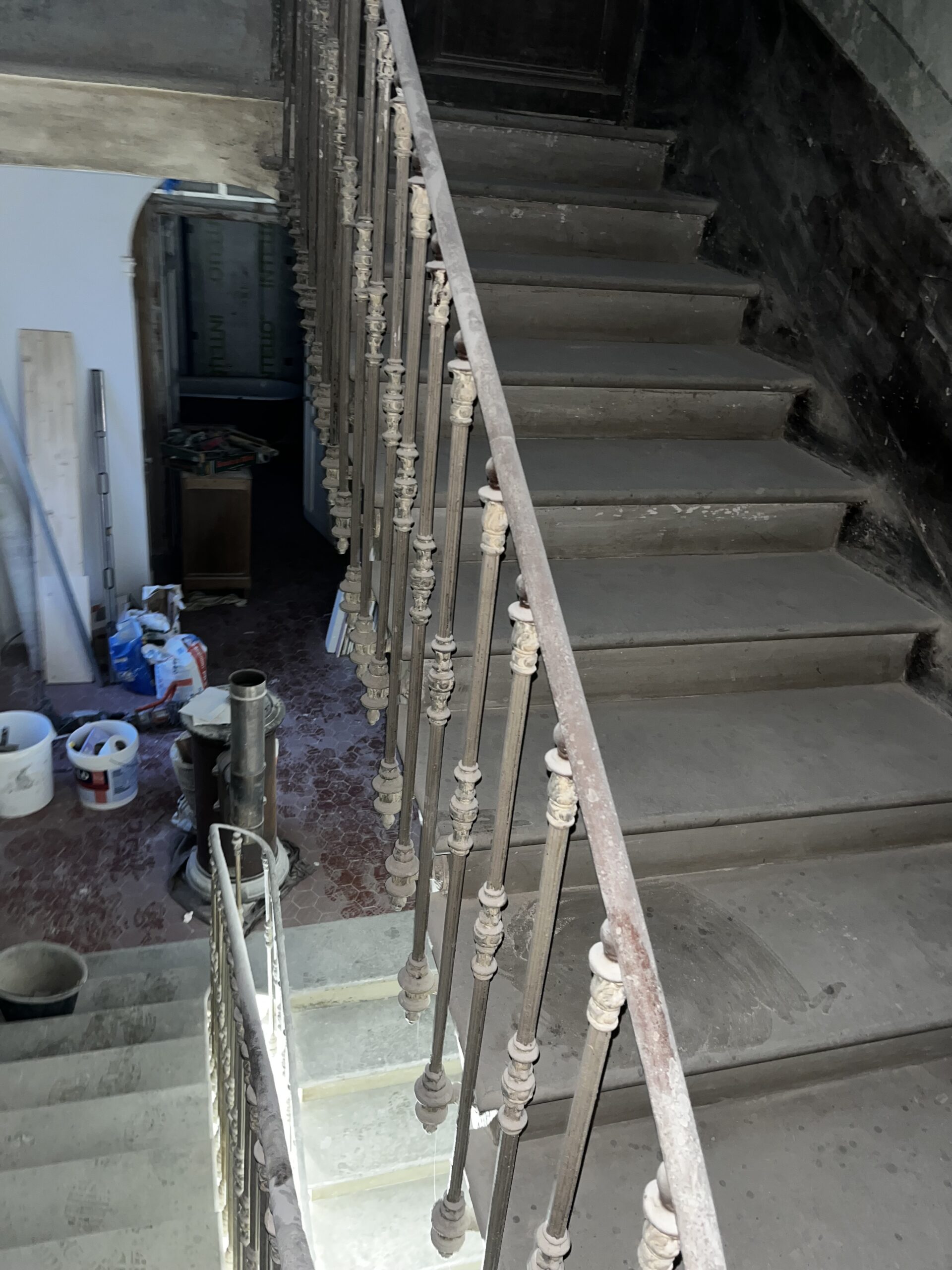 TRAVAUX DE DÉCAPAGE D'UNE RAMPE D'ESCALIER 