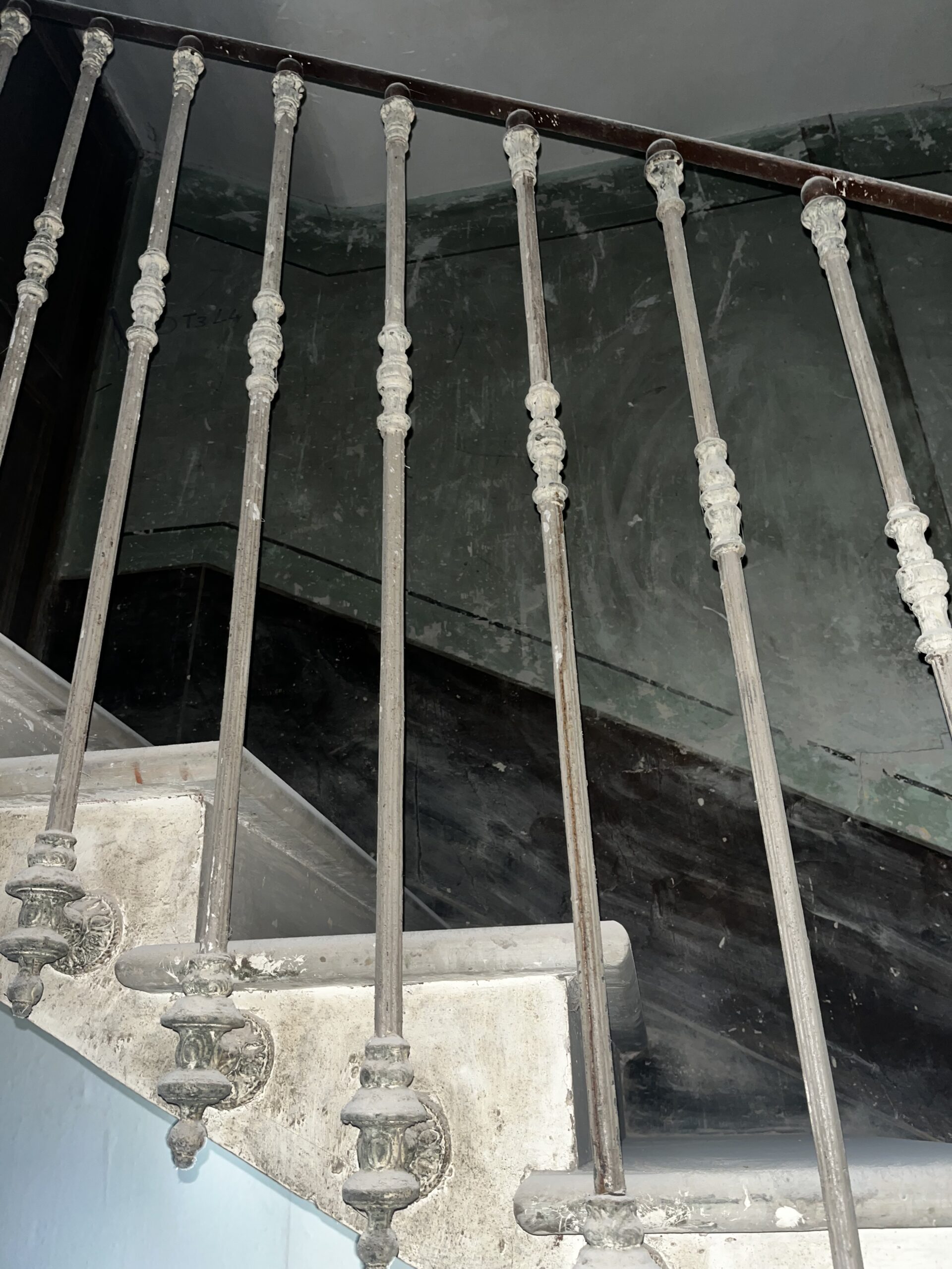 TRAVAUX DE DÉCAPAGE D'UNE RAMPE D'ESCALIER EN FONTE À MAUGUIO HÉRAULT