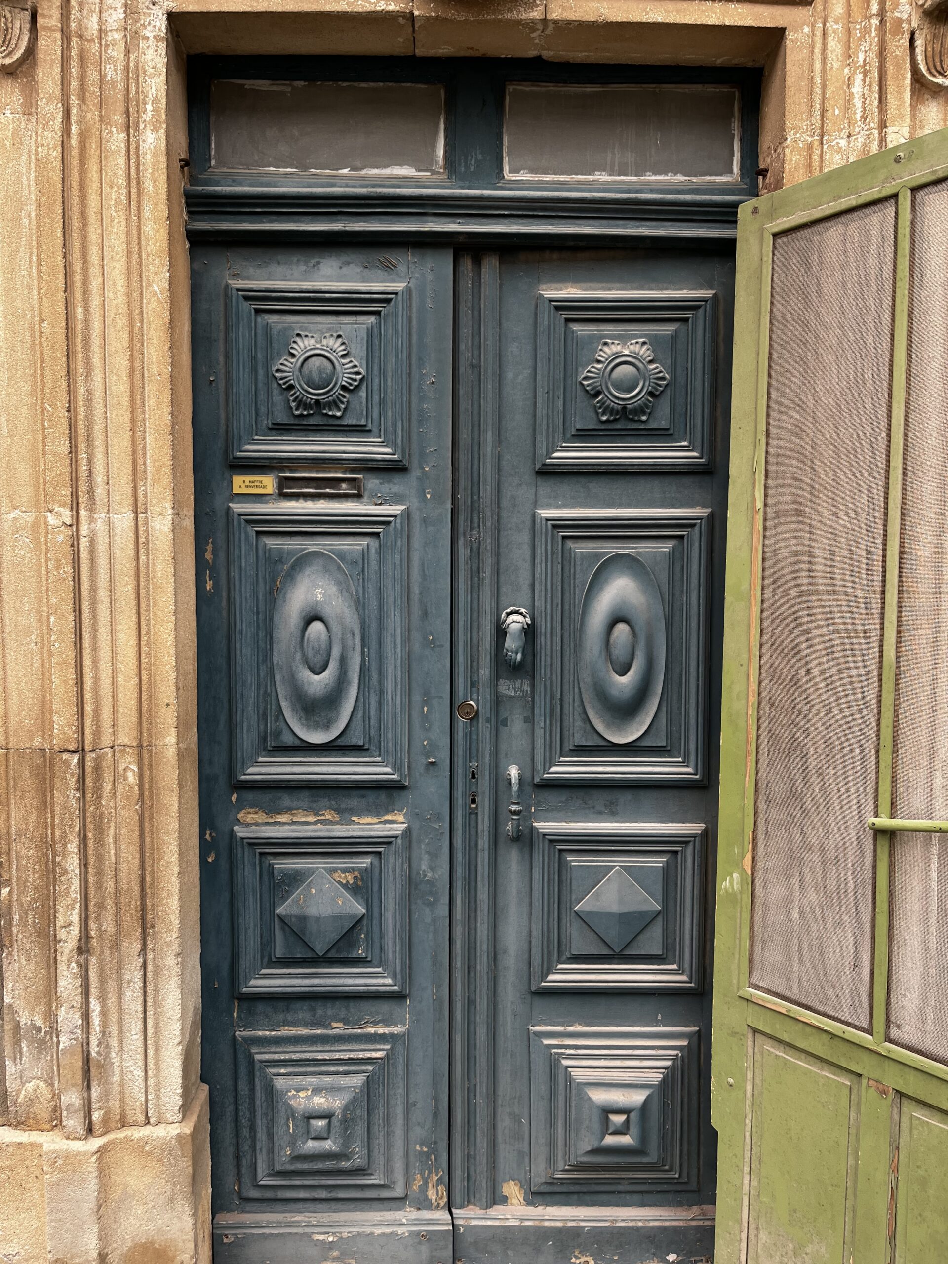 PORTE D'ENTRÉE EN BOIS AVANT TRAVAUX D'AÉROGOMMAGE