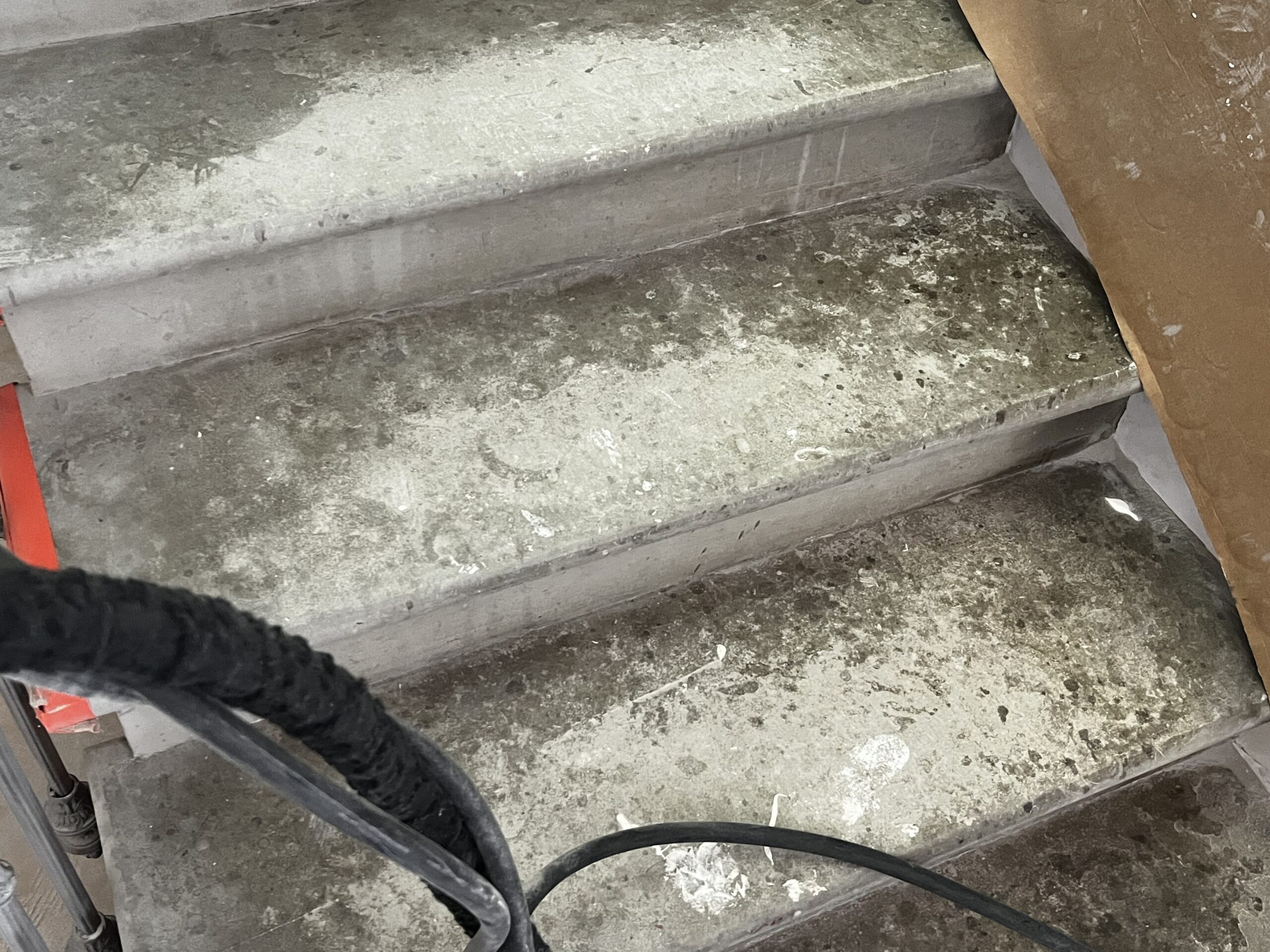 ESCALIER EN PIERRE D'ARMISSAN AVANT TRAVAUX DE NETTOYAGE PAR SYSTÈME D'AÉROGOMMAGE