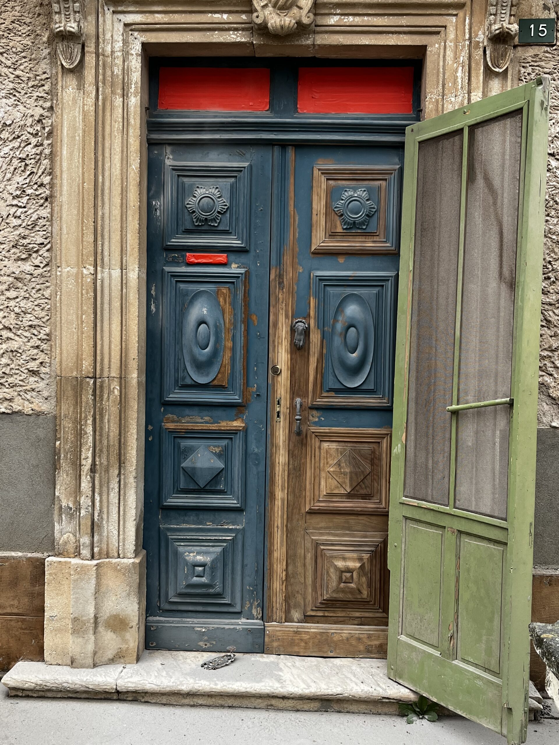 TRAVAUX D'AÉROGOMMAGE D'UNE PORTE D'ENTRÉE EN BOIS