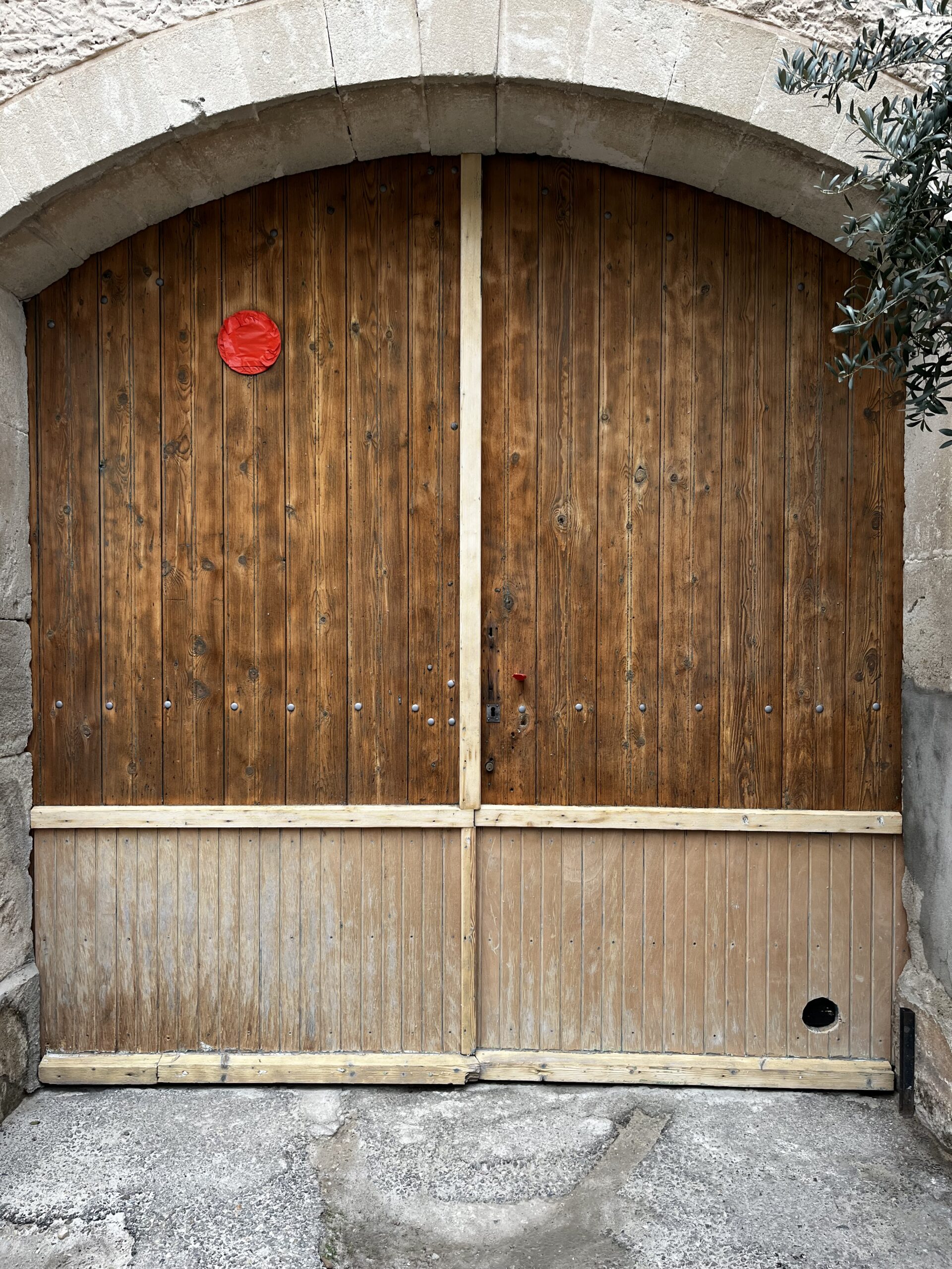 TRAVAUX D'AÉROGOMMAGE D'UN PORTAIL ENN BOIS DANS L'HÉRAULT À QUARANTE 34310