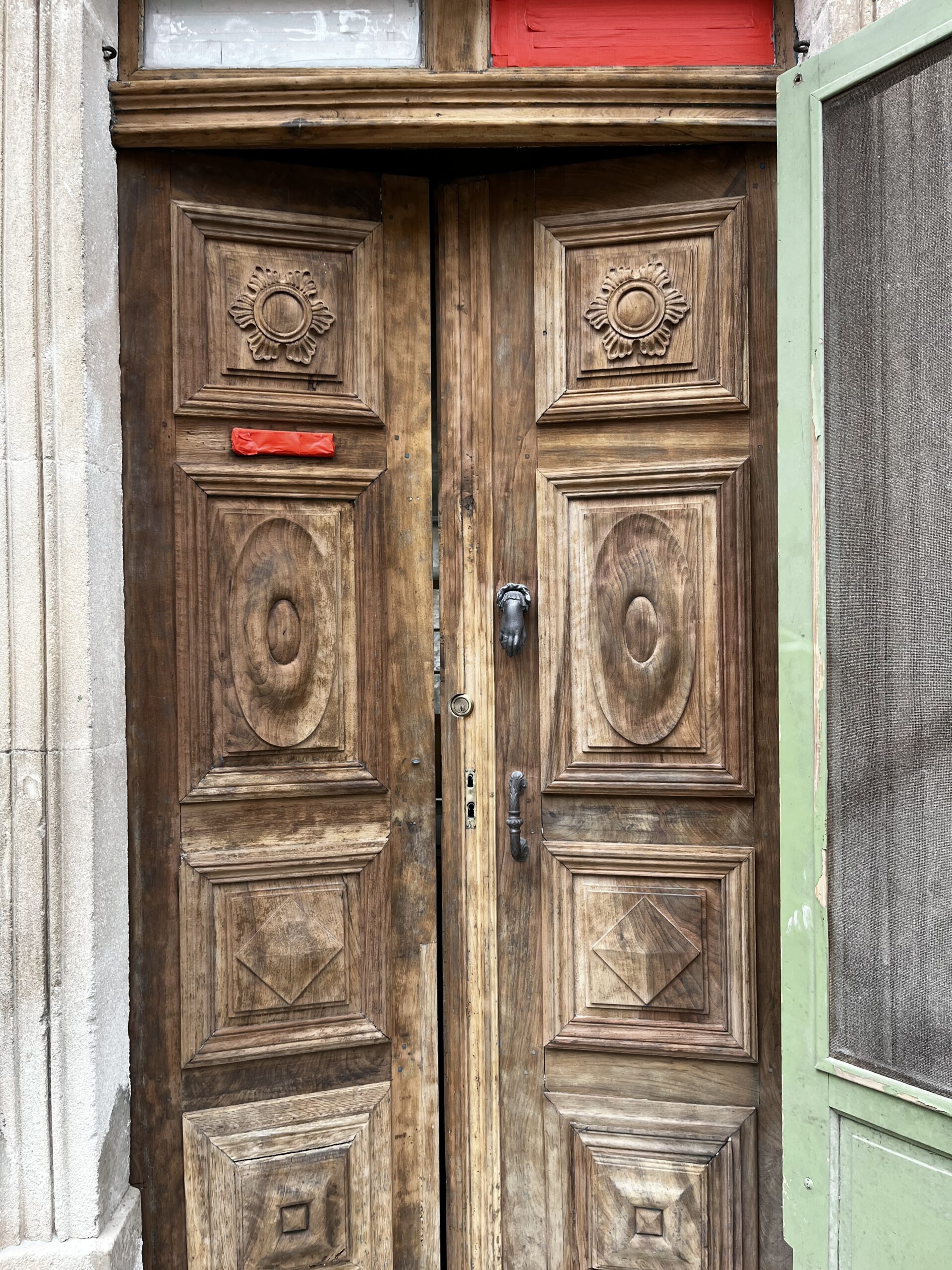AÉROGOMMAGE D'UNE PORTE D'ENTRÉE EN BOIS DANS L'HÉRAULT RÉGION OCCITANIE