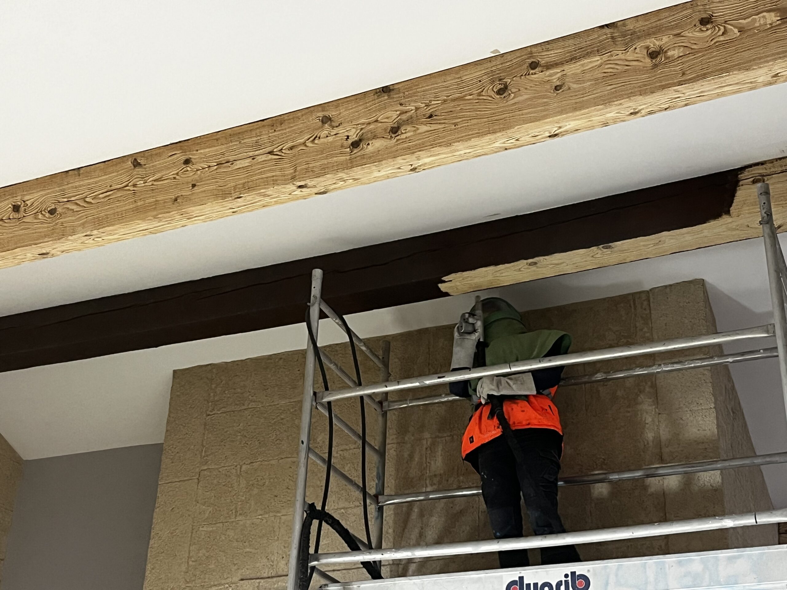 AÉROGOMMAGE DE POUTRE EN PIN