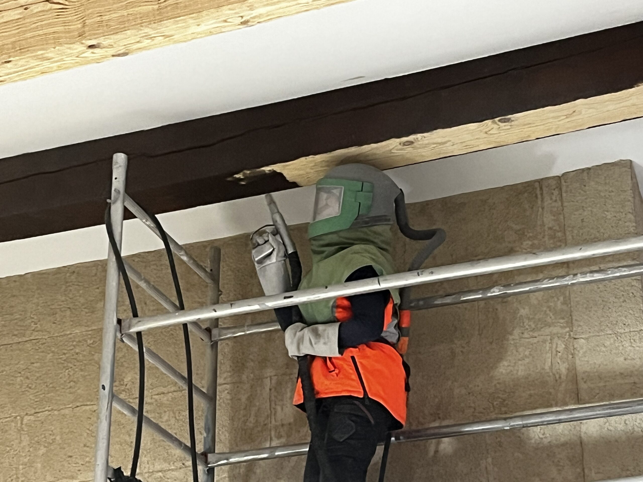 AÉROGOMMAGE DE POUTRES BOIS ET DÉCAPAGE DES POUTRES 