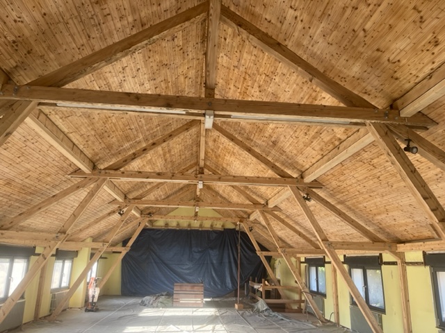 AÉROGOMMAGE D'UN PLAFOND EN LAMBRIS 