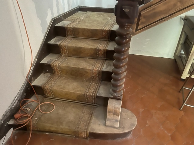 ESCALIER EN CHÊNE AVANT TRAVAUX D'AÉROGOMMAGE 