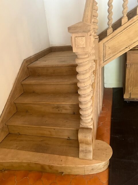 AÉROGOMMAGE D'UN ESCALIER EN CHÊNE