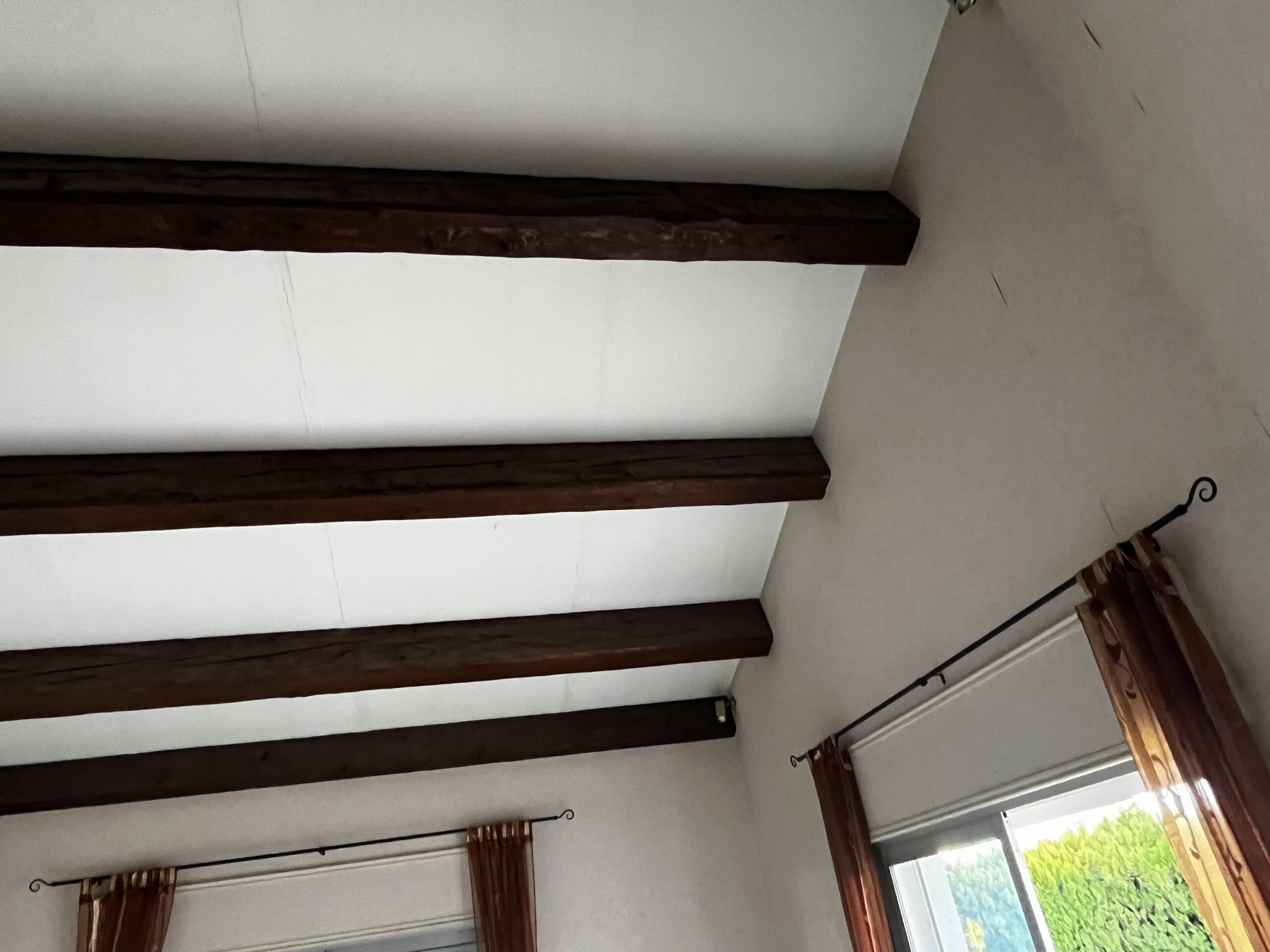 POUTRE BOIS ESSENCE SAPIN AVANT TRAVAUX DE DÉCAPAGE