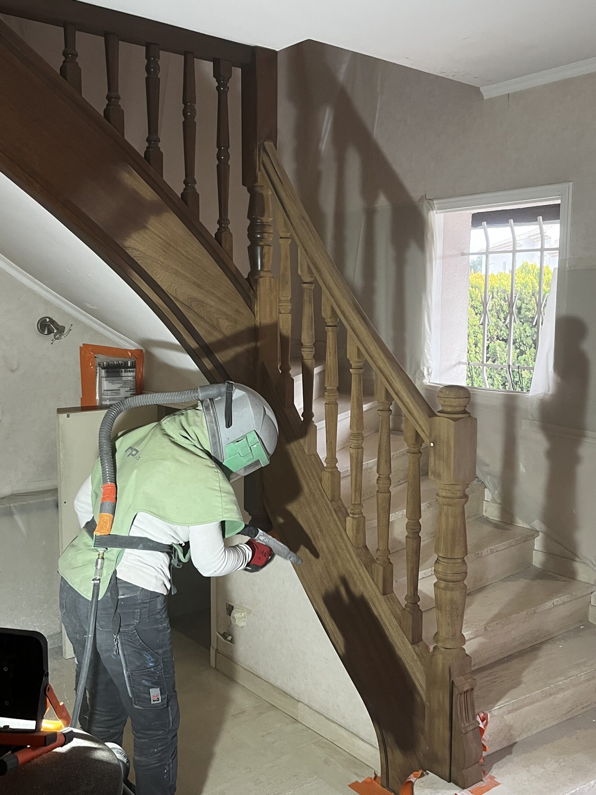 AÉROGOMMAGE D'UNE RAMPE D'ESCALIER EN CHÊNE 