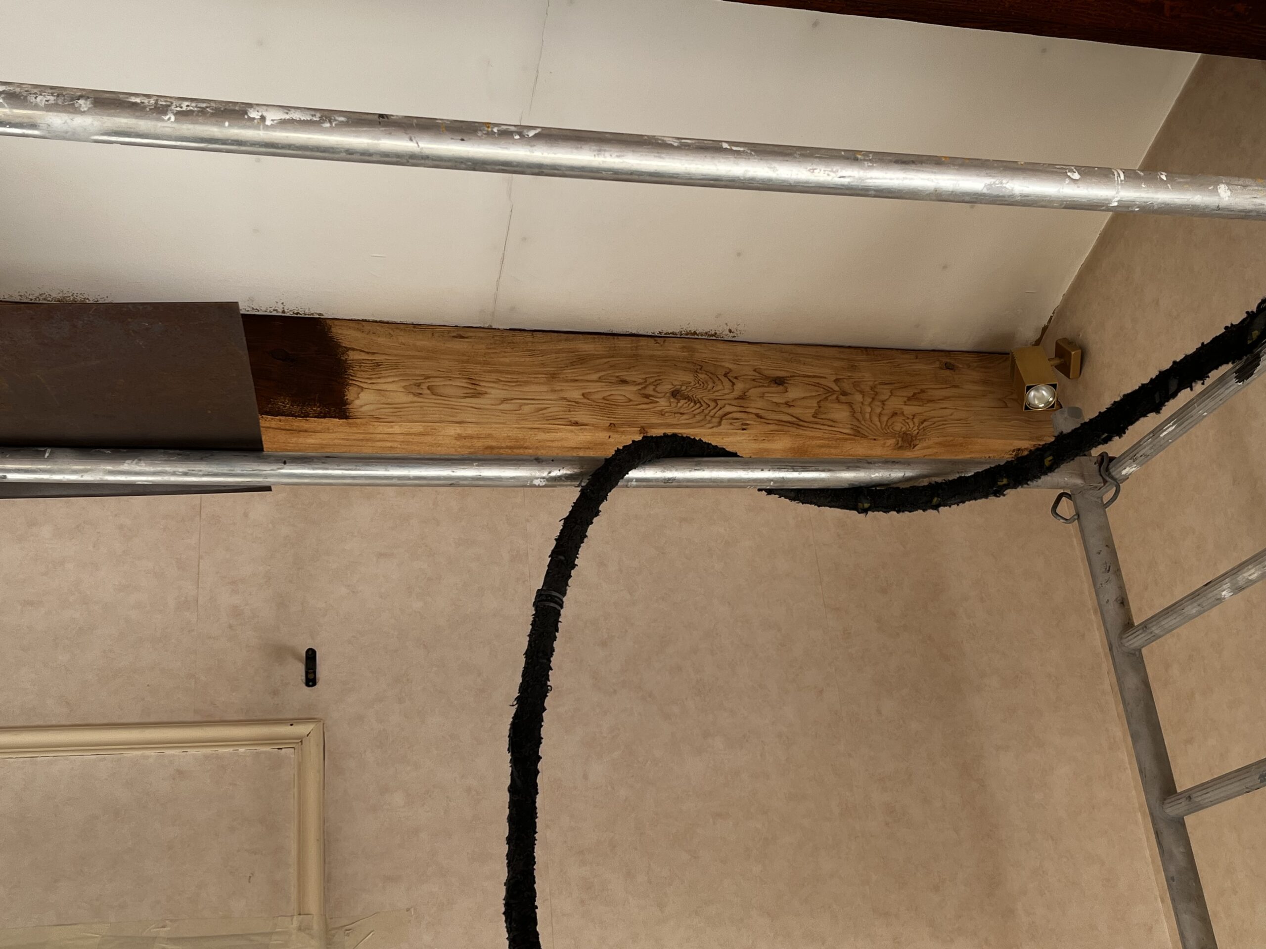 POUTRE BOIS ESSENCE SAPIN PENDANT TRAVAUX DE DÉCAPAGE PAR SYSTÈME D'AÉROGOMMAGE