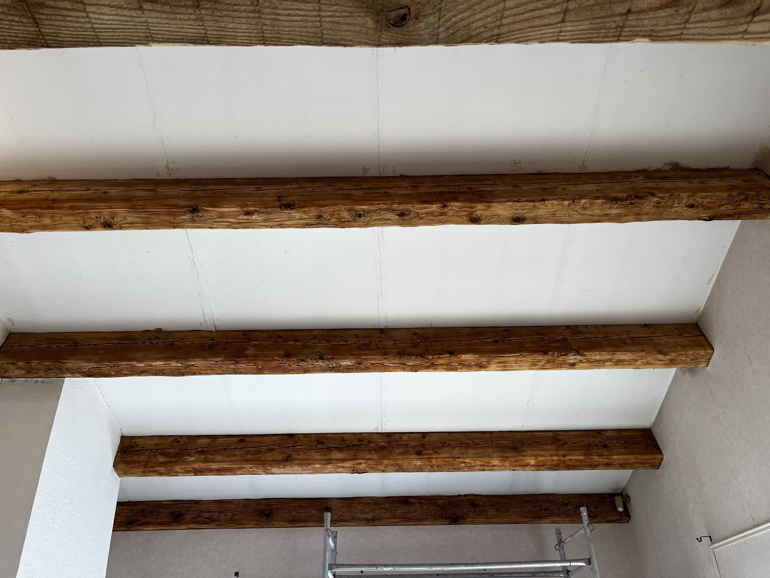 TRAVAUX D'AÉROGOMMAGE DE POUTRE BOIS EN SAPIN