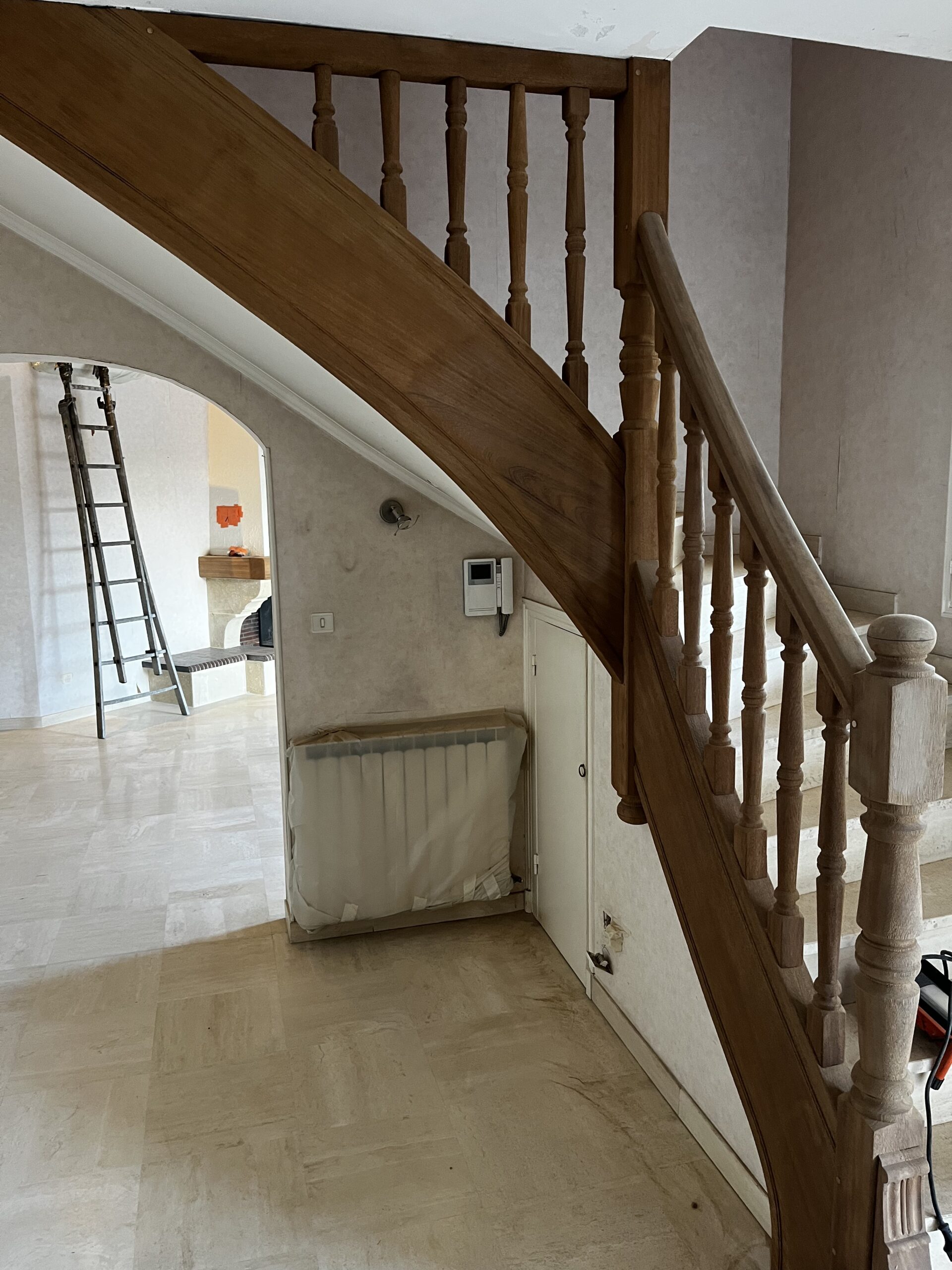 TRAVAUX AÉROGOMMAGE D'UN ESCALIER EN CHÊNE À MONTPELLIER 