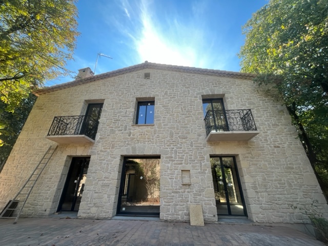 AÉROGOMMAGE FAÇADE EN PIERRE À MONTPELLIER
