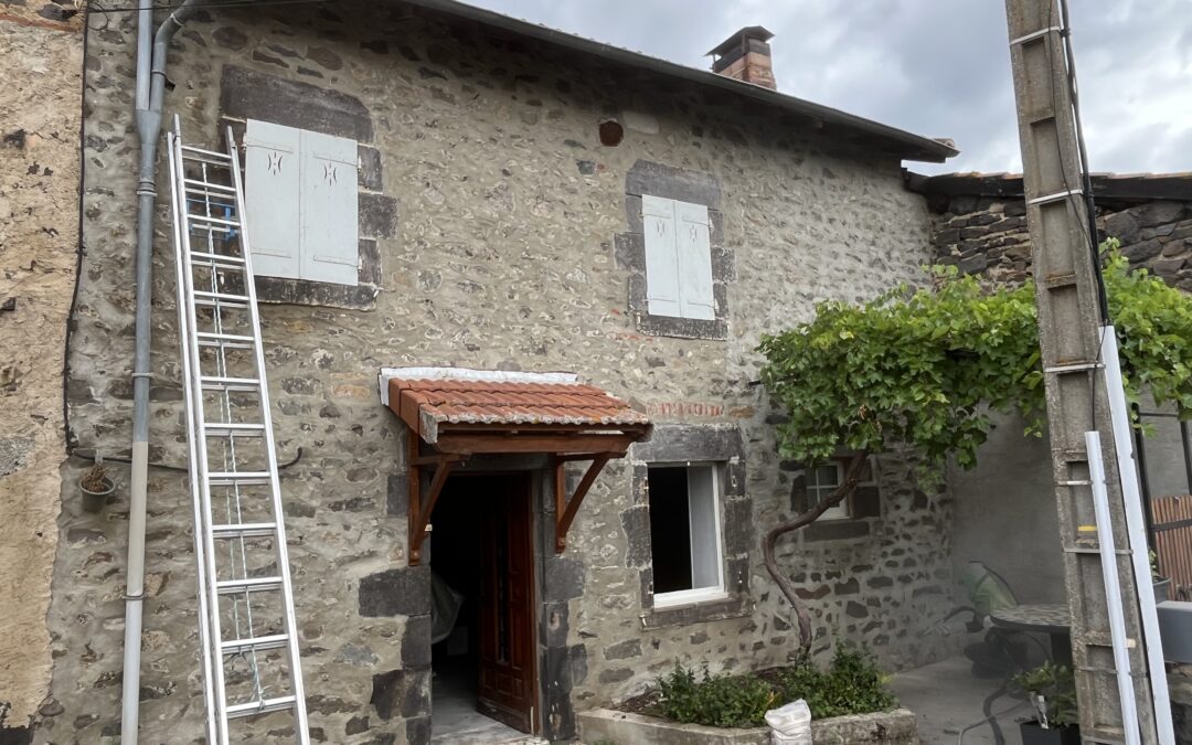 AÉROGOMMAGE DE FAÇADE EN PIERRE À BRIOUDE 43100