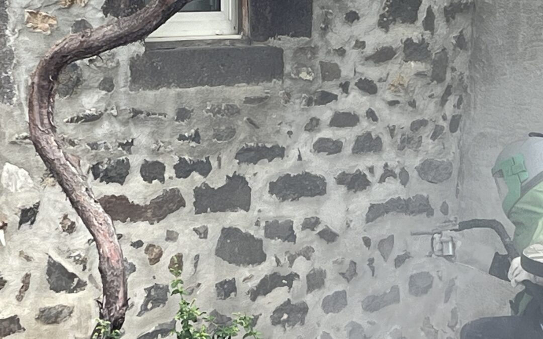 AÉROGOMMAGE DE FAÇADE EN PIERRE À LANDOS 43340