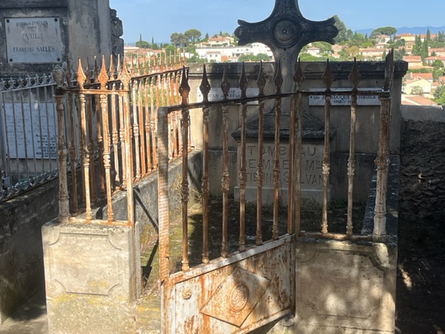 NETTOYAGE D’UN CAVEAU AU CIMETIÈRE VIEUX DE BÉZIERS