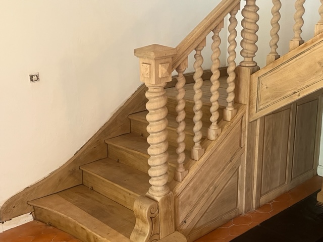 AÉROGOMMAGE D’UN ESCALIER EN CHÊNE À BÉZIERS