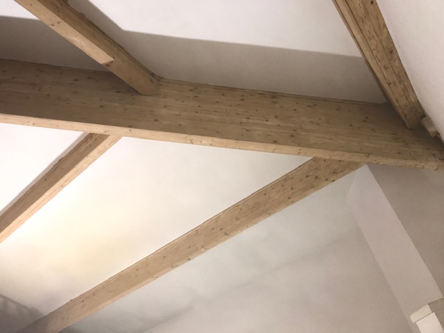 Décapage de poutre en lamellé collé