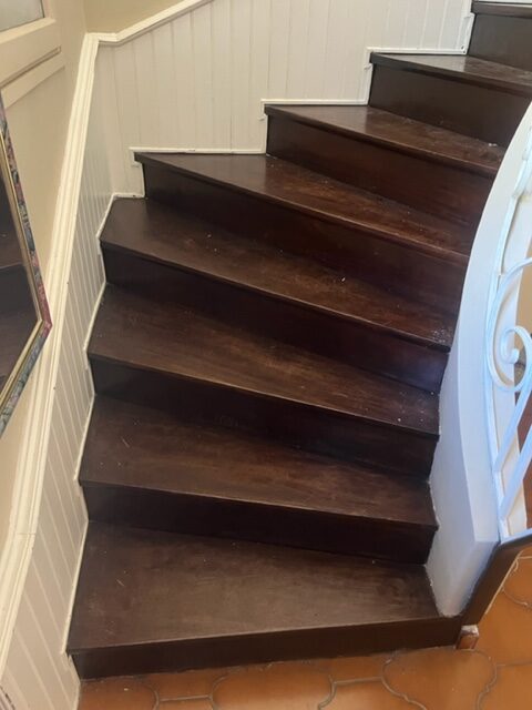 AÉROGOMMAGE D’UN ESCALIER AU PUY-EN-VELAY 43000