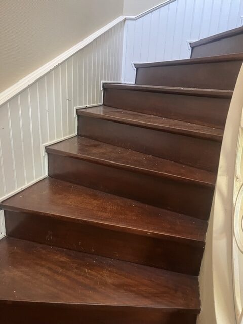 Photo d'un escalier en chêne avant les travaux de décapage 