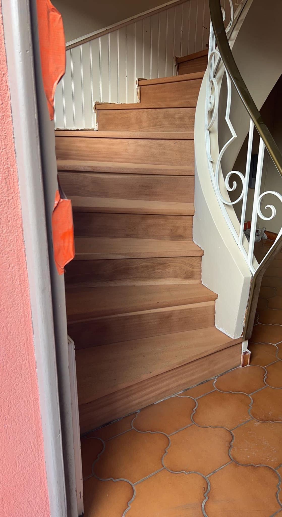 Escalier en chêne décapé par système d'aérogommage à basse pression 