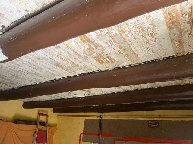 Photo de poutre bois avant travaux de décapage 