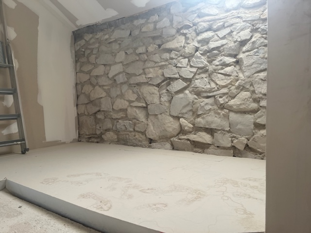 PHOTO DE NETTOYAGE D'UN MUR EN PIERRE D'INTÉRIEUR PAR SYSTÈME AÉROGOMMAGE