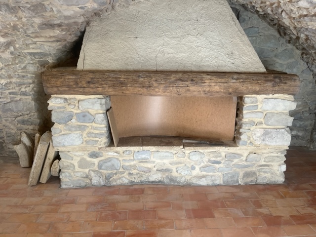 DÉCAPAGE DE MUR EN PIERRE 