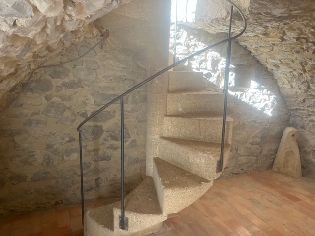 AÉROGOMMAGE DE MUR EN PIERRE EN OCCITANIE 