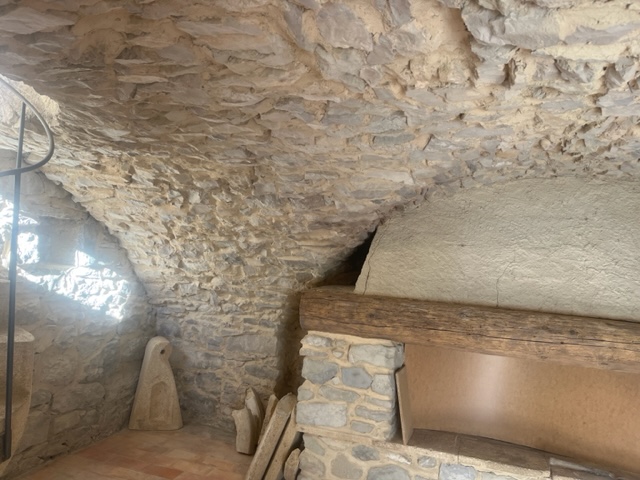 DÉCAPAGE D'UN MUR EN PIERRE D'INTÉRIEUR PAR SYSTÈME AÉROGOMMAGE