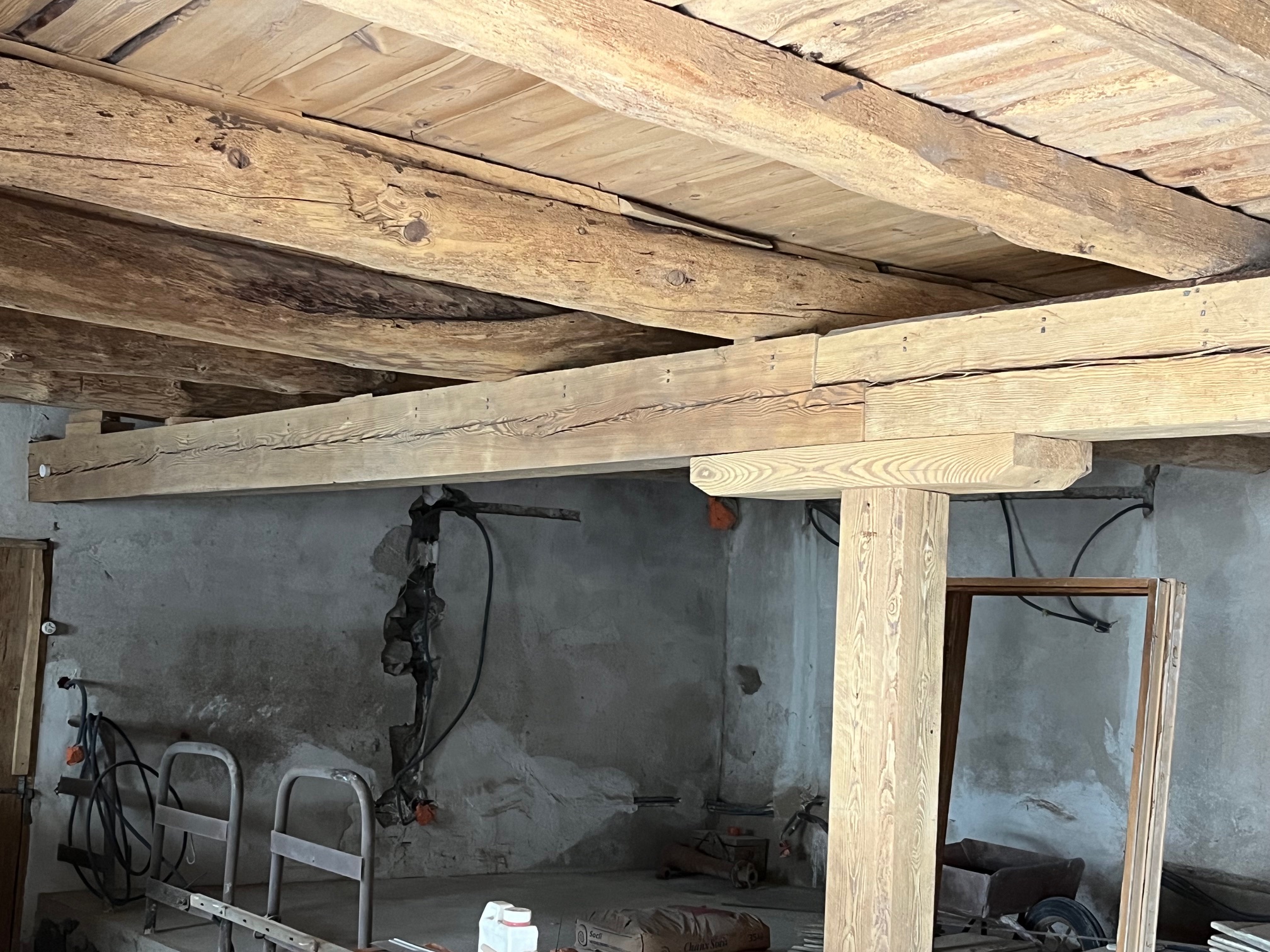 Décapage de poutre bois à Landos 43340 Haute-Loire