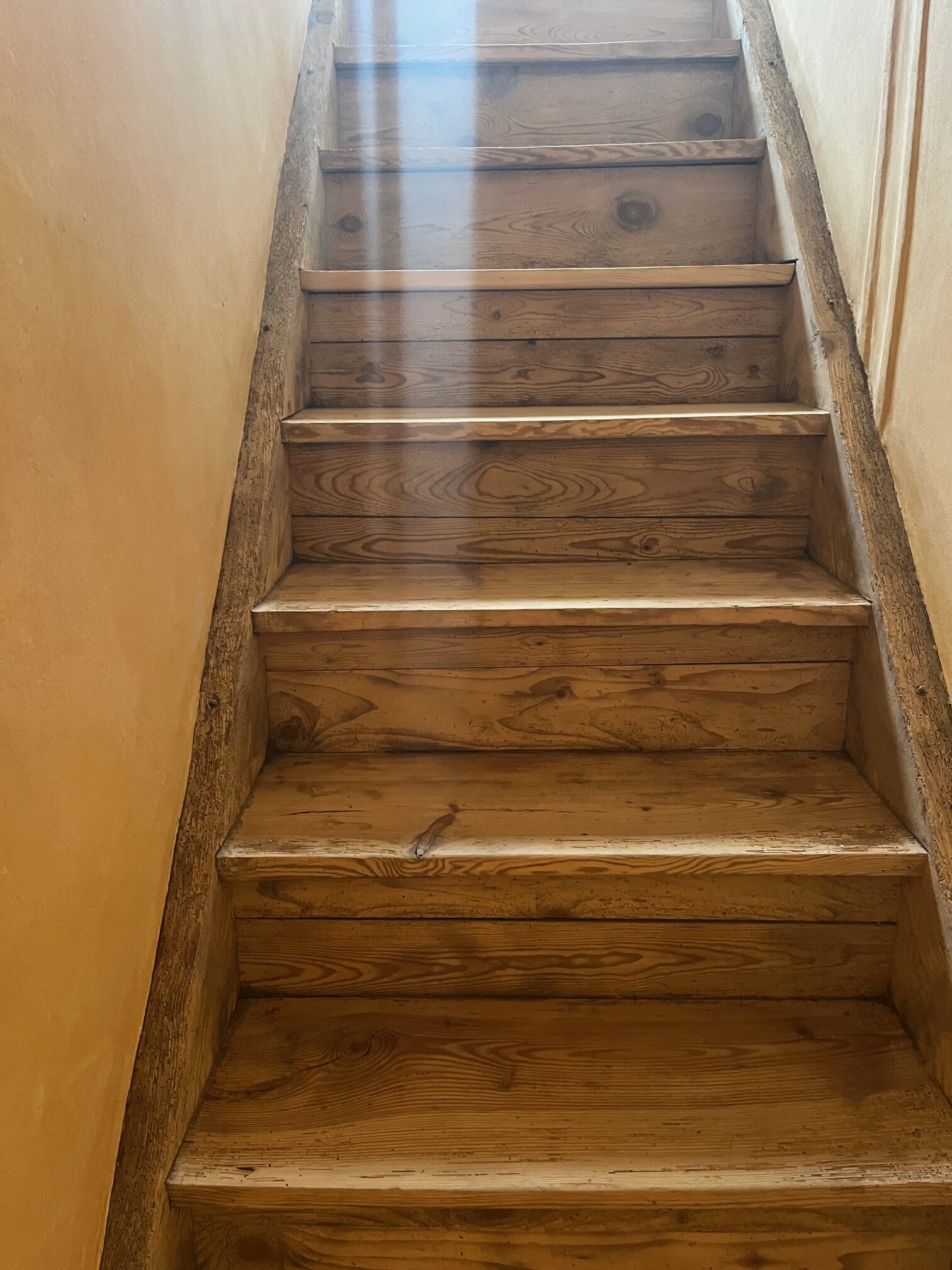 TRAVAUX D'AÉROGOMMAGE D'UN ESCALIER EN CHÊNE À ALLEYRAC 43150