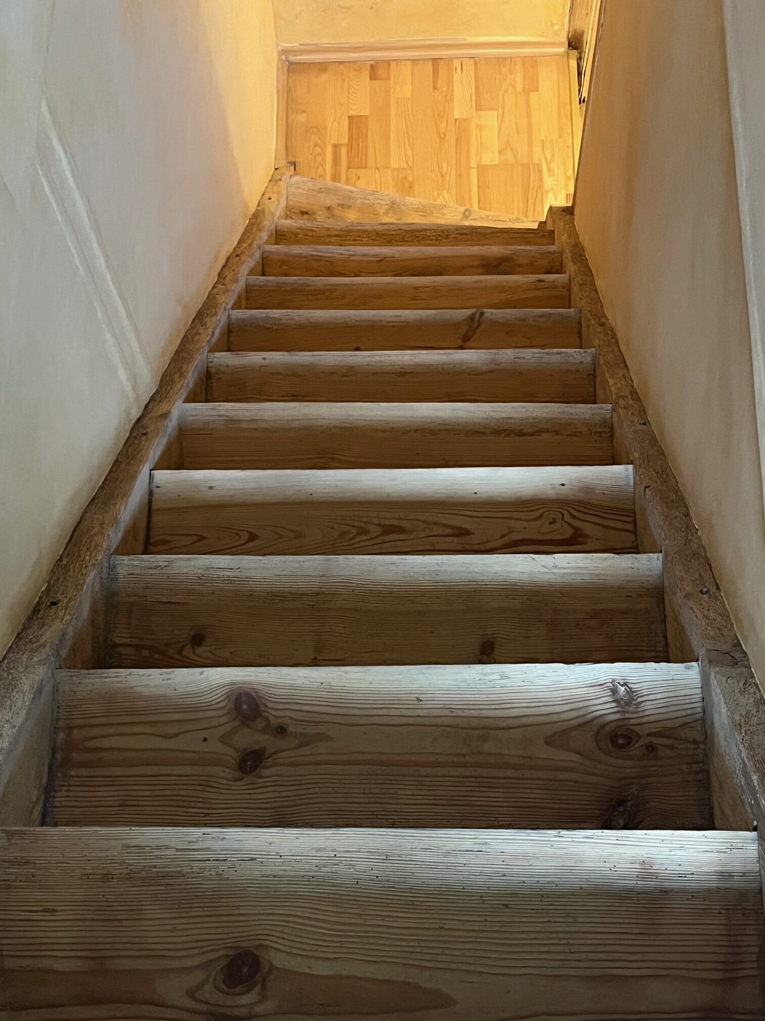 AÉROGOMMAGE D'UNN ESCALIER EN BOIS À ALLEYRAC 43150